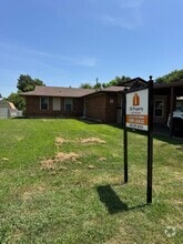 Building Photo - 1100 Straka Terrace