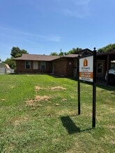 Building Photo - 1100 Straka Terrace