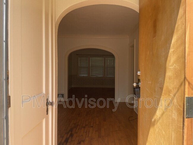 Building Photo - 2435 SW Bradbury Ave