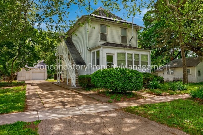 Foto del edificio - Large 4 bedroom 2 bath in well established Oakland neighborhood