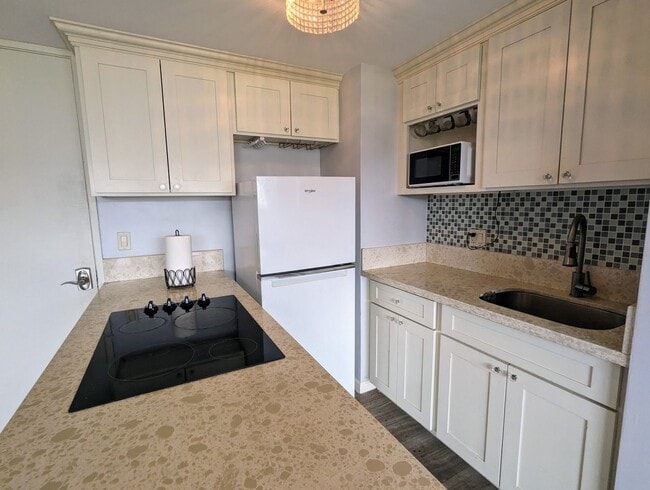 Building Photo - Island Colony 1-Bed 1-Bath, Sweeping Mount...