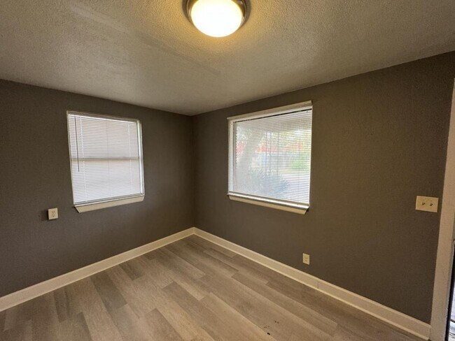 Foto del edificio - 4114 Moncrief Rd