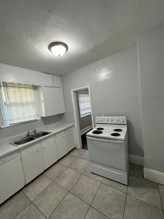 Foto principal - Fully Renovated 2/1 Single Family Ready to Move In!!!