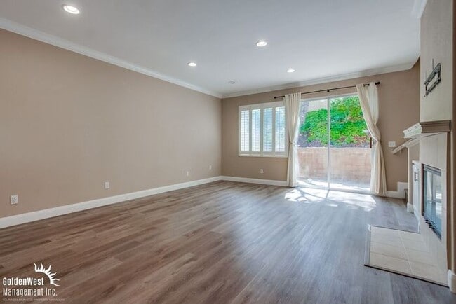 Building Photo - Elegant 2Bdm 2.5Ba Home in the Desirable I...