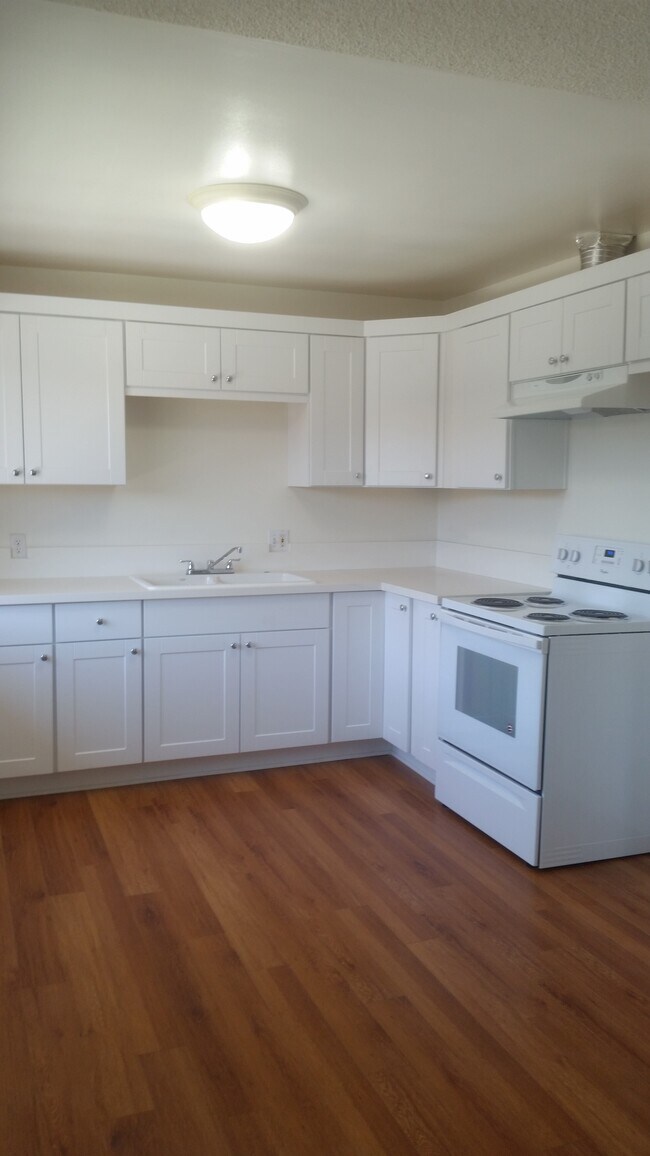 Kitchen - 2611 W Carson St