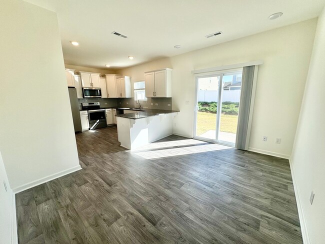 Foto del edificio - 3BD/2.5BTH Townhome - Belmont  APRIL MOVE ...