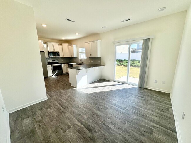 Foto del edificio - BEAUTIFUL 3BD/2.5BTH Townhome - Belmont - ...