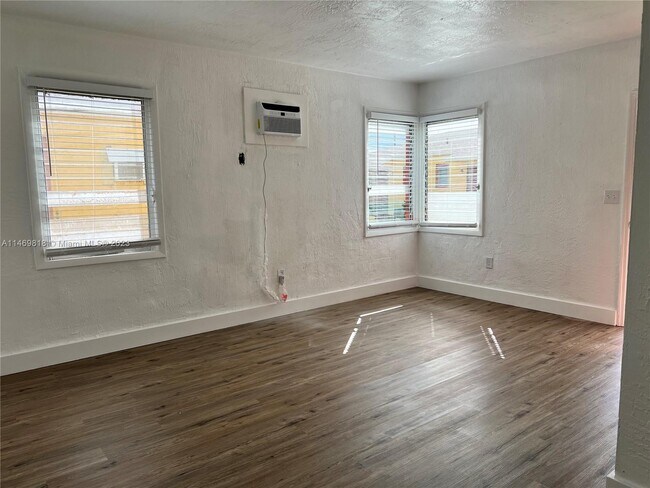 Building Photo - 1739 Moffett St