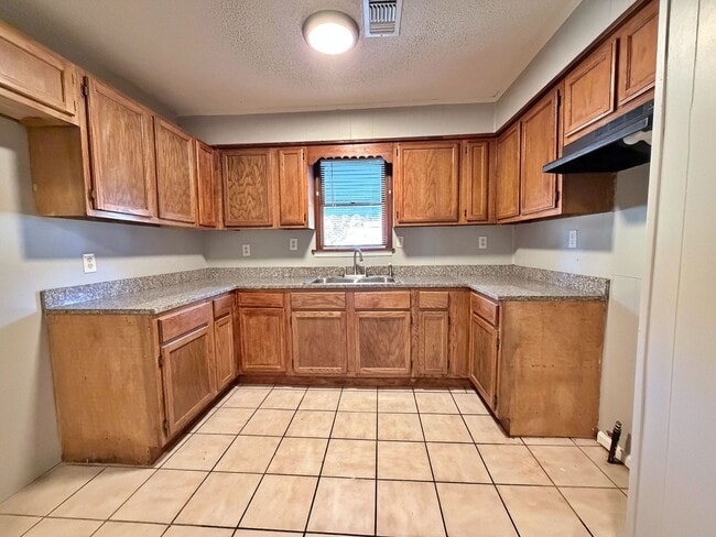 Building Photo - Cozy 3 Bedroom Home Ready for Move In!- $5...