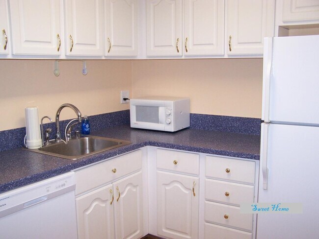 Building Photo - 870 College Pky