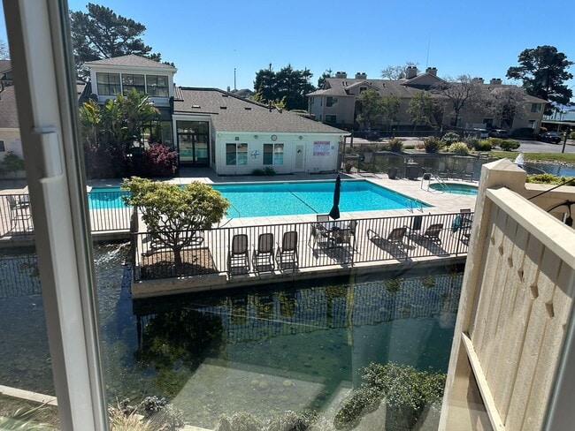 Building Photo - 2 bedroom / 2 bath condo - Waterfront Avai...