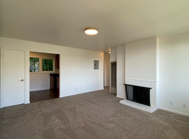 Foto del edificio - 1BR/1BA Charmer! BAY VIEWS and Parking! Laundry On-Site! Balcony! PROGRESSIVE
