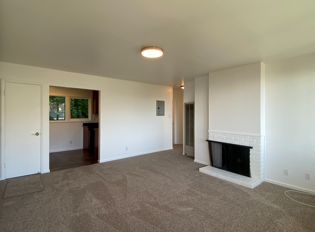 Building Photo - 1BR/1BA Charmer! BAY VIEWS and Parking! Laundry On-Site! Balcony! PROGRESSIVE