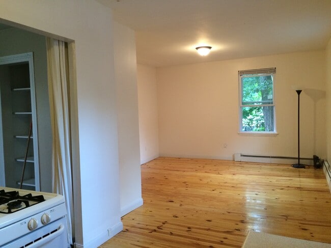 Building Photo - 31 Edwards St