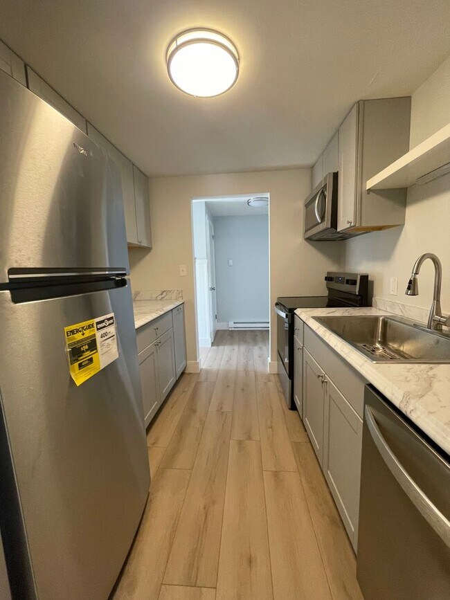 Building Photo - Fully Renovated Spacious Home Walking Dist...