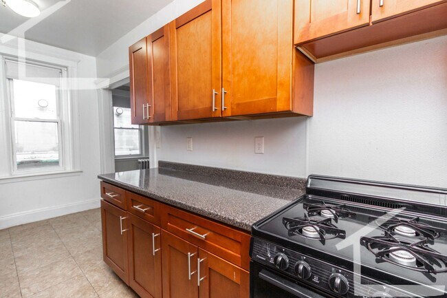 Foto del edificio - No Brokers Fee, No Security Deposit, Heat, Hot Water Included, Central Location