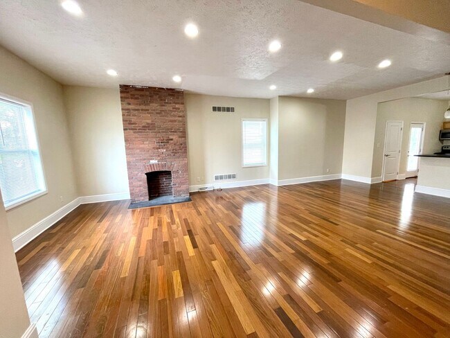 Foto del edificio - Amazing 4 Bedroom House! Hardwood, 2.5 Baths Stainless, A/C
