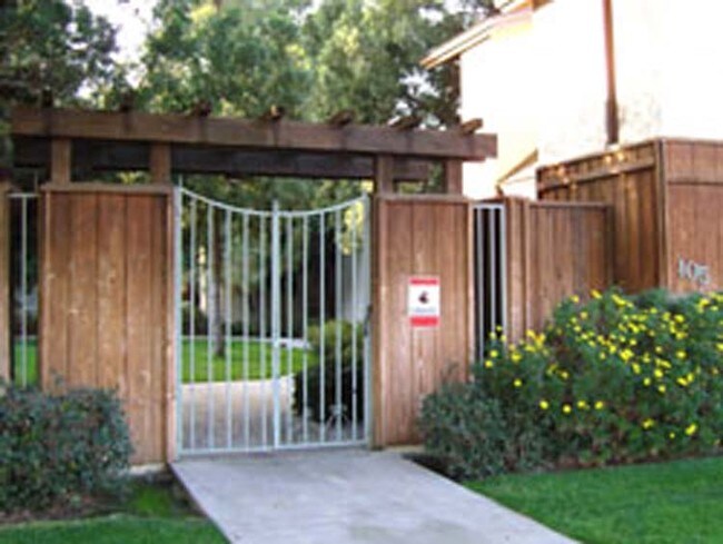 Building Photo - 105 Real Rd