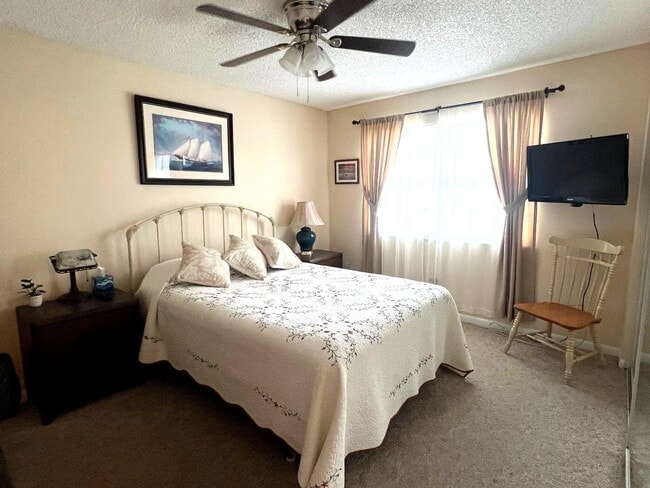 Building Photo - 141 Waterside Dr