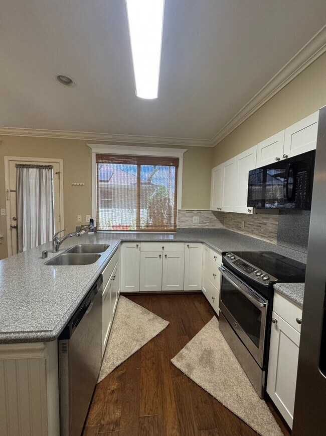 Building Photo - Stunning  3-Bedroom/2.5-Bath - $4000.00 Lo...