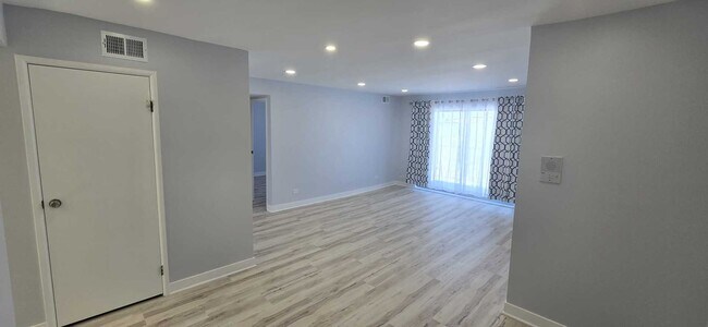 Foto del edificio - 9405 Bay Colony Dr