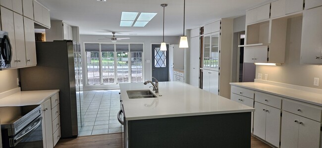 Foto del edificio - 1485 W Sunset Pl