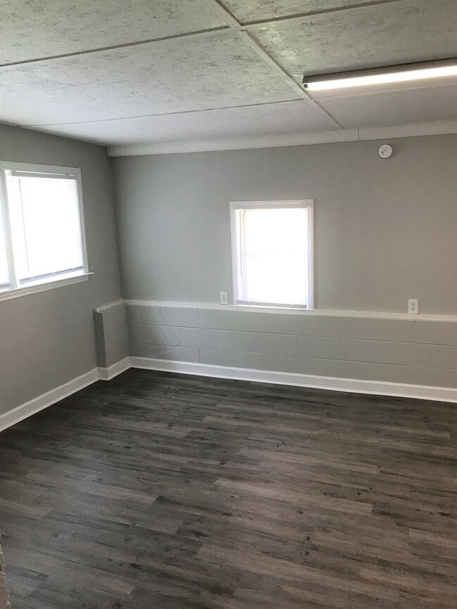 Building Photo - JUST LISTED!