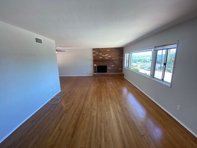 Building Photo - 1435 Roxanne Dr