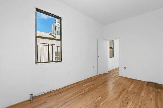 Foto del edificio - 243 W 63rd St