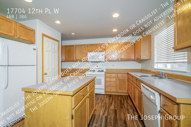 Building Photo - 17704 12th Pl W