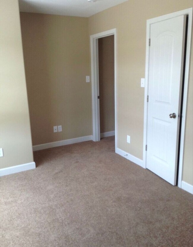 Foto del edificio - Charming 2-Bedroom, 2.5-Bath Townhome in L...