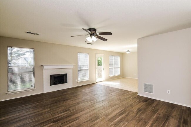 Building Photo - 2207 Brookview Dr