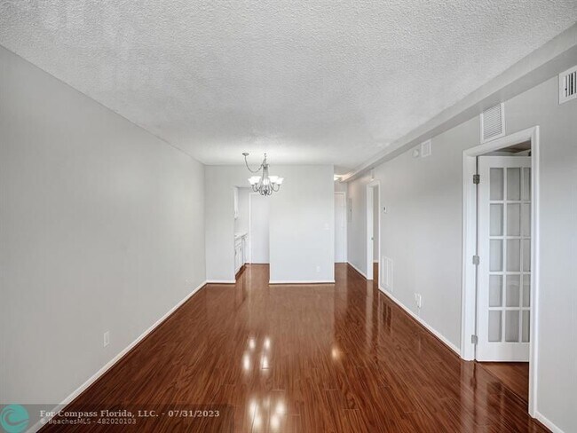 Foto del edificio - 200 S Birch Rd