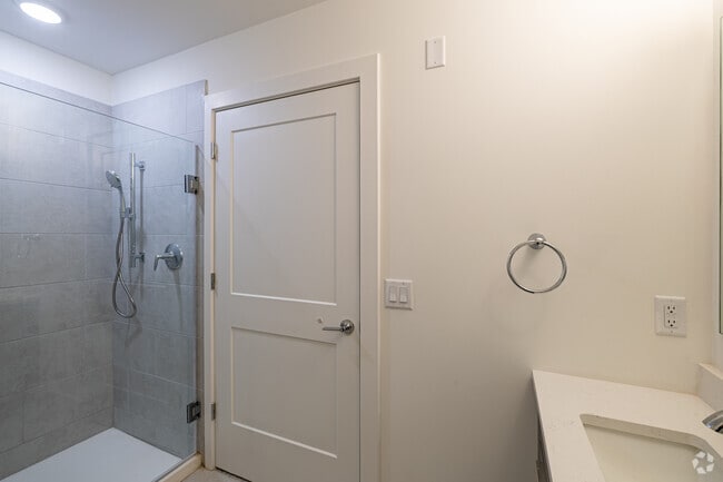 1BR, 1BA - 582SF - Primary Bathroom - Meridia Roselle Park 10