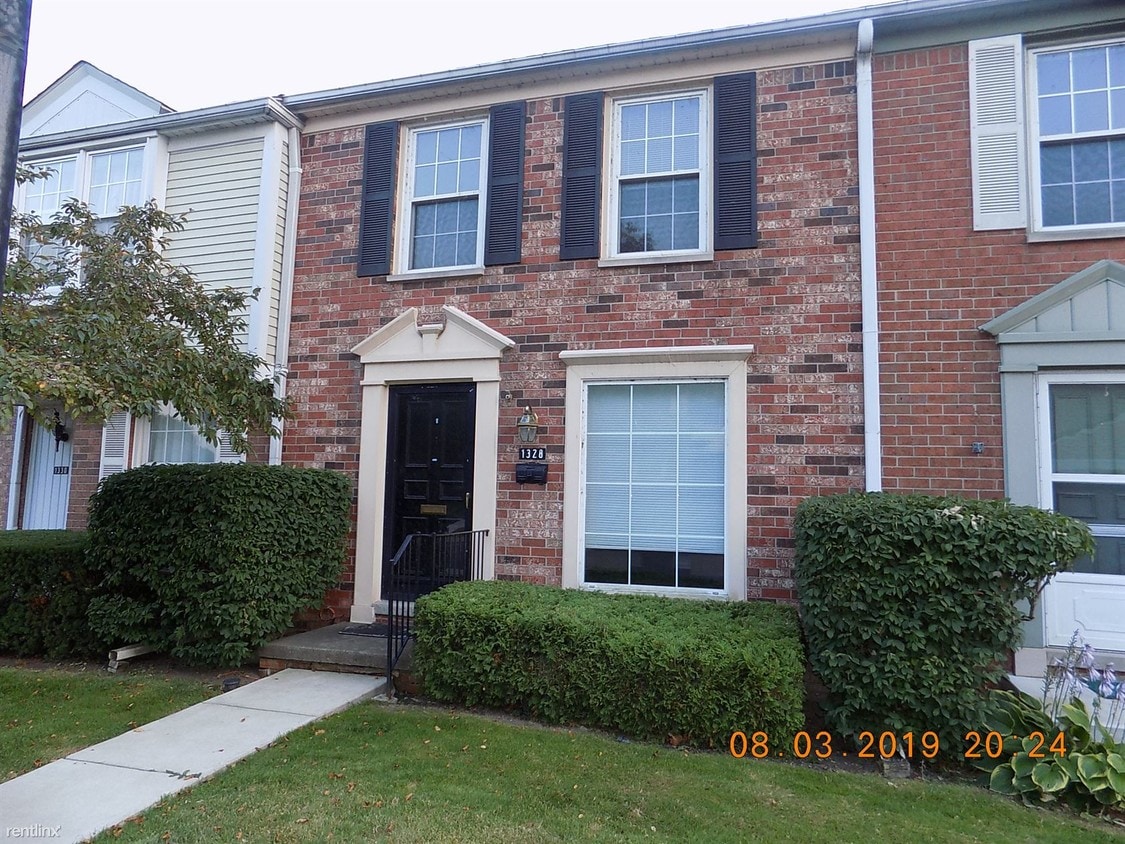 1328 Woodbridge St, St. Clair Shores, MI 48080 Condo for Rent in St