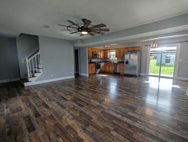 Building Photo - 4 Bedroom Home In Radcliff!