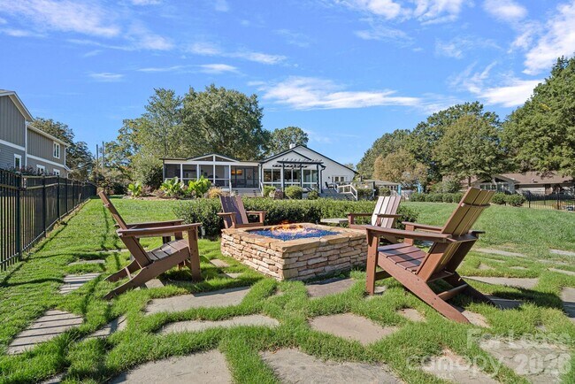 Foto del edificio - 18026 Whispering Oaks Dr