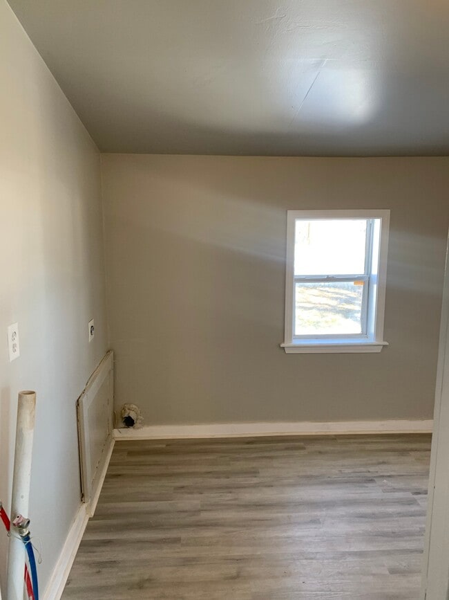 Building Photo - 219 N Bristow Ave