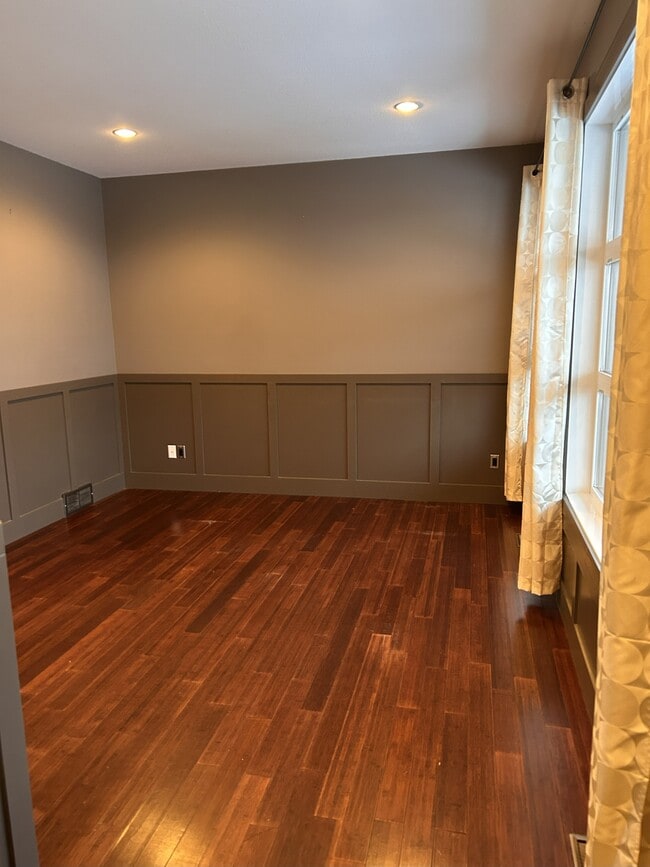 Building Photo - 411 Hampton Cir