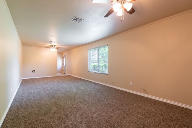 Building Photo - 725 Bellaire Dr
