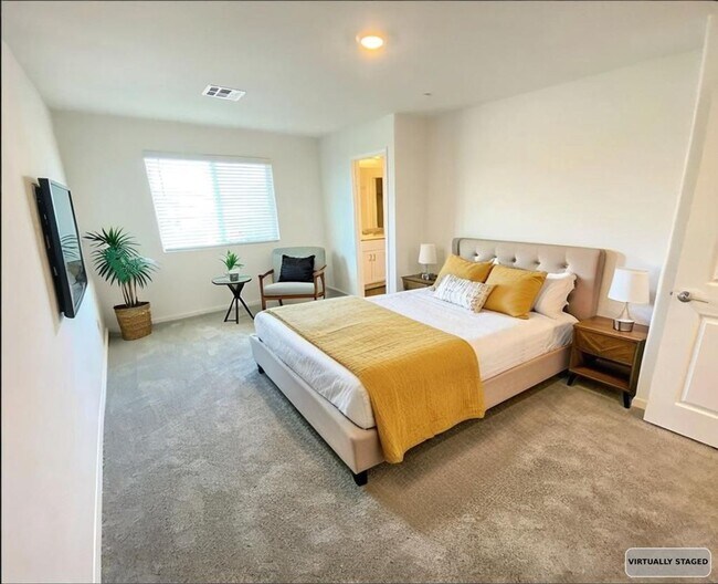 Building Photo - Gorgeous Townhome!