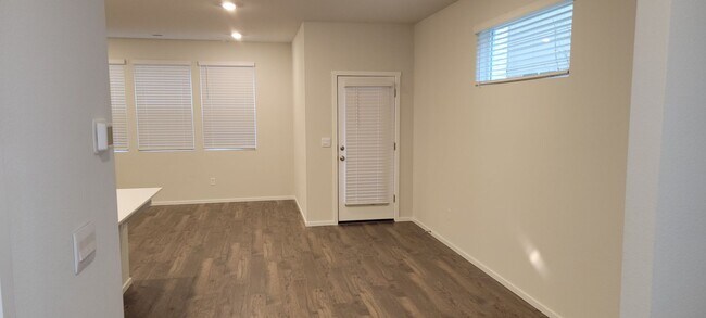 Foto del edificio - SHOWS LIKE NEW!