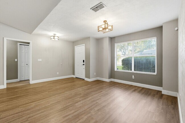 Building Photo - Wellington Place 3 Bedroom 2 Bath