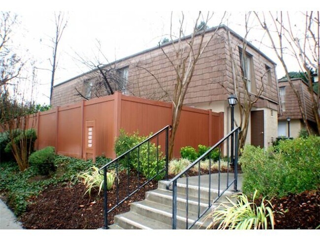 Foto del edificio - Light and Bright Two Story Townhome!