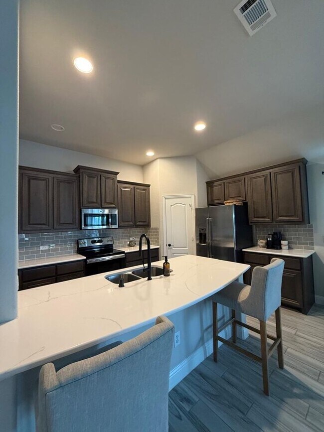 Building Photo - READY TO RENT 5 BEDROOM HOME on oversized lot