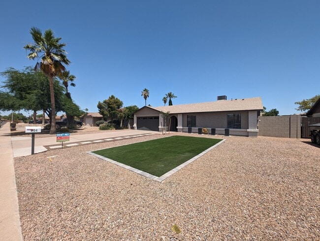 Building Photo - 3 Bedroom Home Near W Elliot Rd and N. Alm...