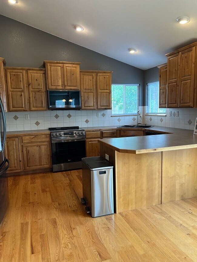 Foto del edificio - Spacious 5-Bedroom Home with Finished Basement and 3-Car Garage in Wellington