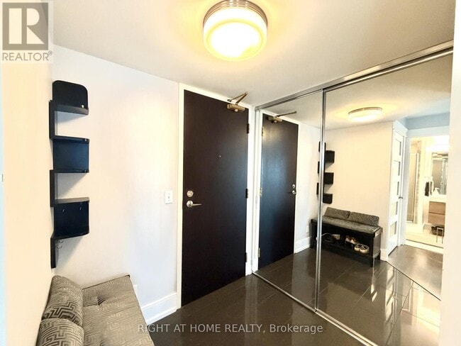 Building Photo - 30 Grand Trunk Crescent