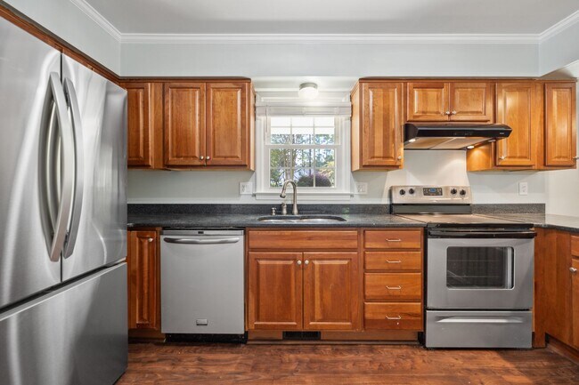 Building Photo - Spacious Oasis! Gorgeous 4 bedroom, 3 full...