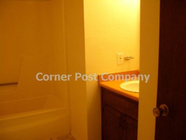 Building Photo - Great 2 Bedroom Apartment!